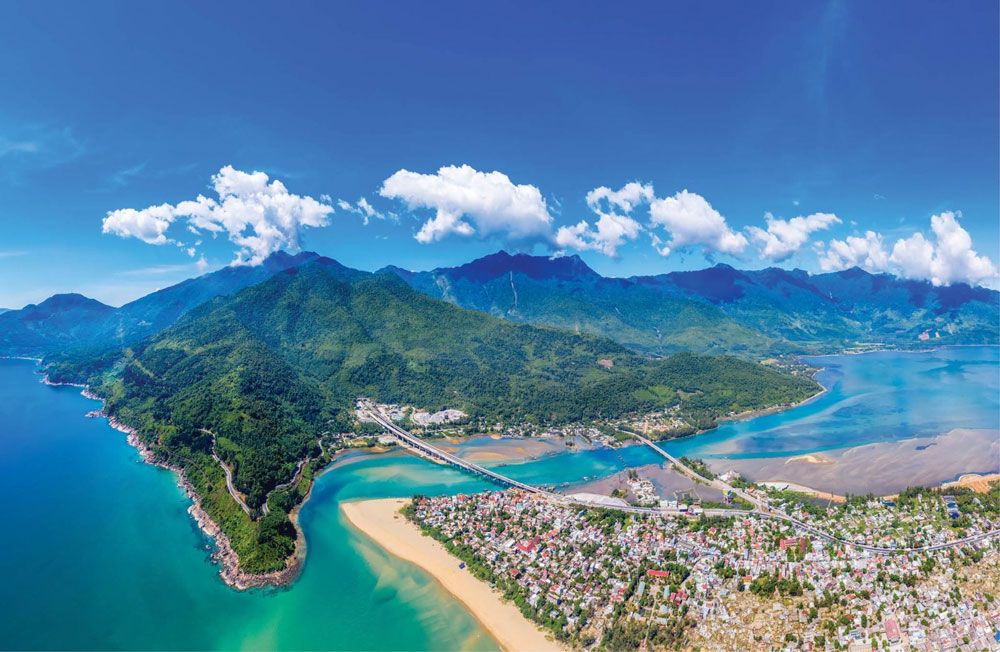 Hue - Hai Van Pass - Lang Co / Lap An - Hoi An